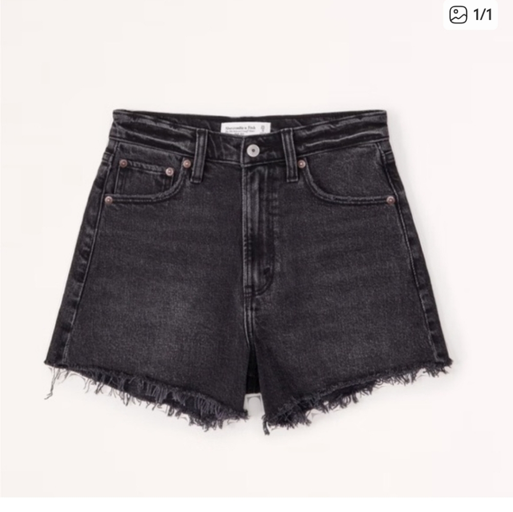 Abercrombie Curve Love 90s Relaxed Cutoff Short High Rise - Black Raw Hem